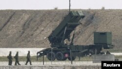 Okinava orolidagi Yaponiya Mudofaa kuchlari askarlari "Patriot" raketa tizimi oldida, 7-fevral, 2016-yil.