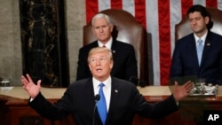 Presiden Amerika Serikat Donald Trump (depan) saat menyampaikan pidato kenegaraan State of The Union di hadapan Kongres Amerika di Gedung Capitol, Washington DC, 30 Januari 2018. (Foto: dok) 
