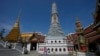 ဘန်ကောက်မြို့Grand Palace မှာ လာရောက်လည်ပတ်သူ ကမ္ဘာလှည့်ခရီးသည်တဦး။ (နိုဝင်ဘာ ၂၉ ၊၂၀၂၁)