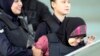 Siti Aisyah (kanan) dikawal ketat polisi saat meninggalkan pengadilan tinggi Shah Alam, Malaysia, 28 Juni 2018. (Foto: dok).