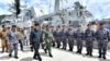 Presiden Joko Widodo (tengah) saat meninjau KRI Usman Harun di Pelabuhan Selat Lampa, Kepulauan Natuna, 8 Januari 2020. (Foto: dok).