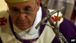 Paus Fransiskus meninggalkan misa di Gereja St. Cirillo Alessandrino di Roma (1/12). (AP/Gregorio Borgia)