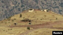 Sebuah kendaraan lapis baja terlihat di luar sebuah pos penjagaan Turki di wilayah perbukitan Dohuk, Irak utara (Foto: dok). 