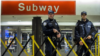 Polisi berjaga di Terminal Bus Port Authority, menyusul ledakan dekat Times Square, New York, Senin, 11 Desember 2017.
