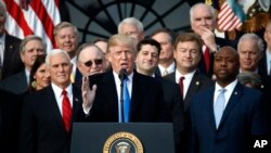 Presiden Donald Trump didampingi para anggota Kongres dari Partai Republik, berpidato di luar Gedung Putih, seusai diloloskannya RUU Reformasi Pajak oleh DPR AS, Rabu (20/12).
