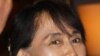 ဒေါ်အောင်ဆန်းစုကြည်ကို ထိုင်းလေဆိပ်မှ စောင့်ကြိုနေသူများ (မေလ ၂၉ ရက်၊ ၂၀၁၂။)