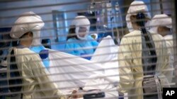 Para petugas medis merawat pasien yang terinfeksi COVID-19 di ruangan ICU Rumah Sakit Universitas Kesehatan Utah di Salt Lake City pada 30 Juli 2021. (Foto: University ofUtah Health via AP/Charlie Ehlert)