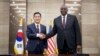 Menteri Pertahanan AS Lloyd Austin, kanan, dan rekannya dari Korea Selatan Shin Won-sik berjabat tangan di Seoul, Korea Selatan, Senin, 13 November 2023. (Kementerian Pertahanan Korea Selatan melalui AP)