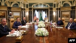 Ամերիկյան ու ռուսաստանյան պատվիրակությունների հանդիպումը՝ պետքարտուղար Մարկո Ռուբիոյի ու արտգործնախարար Սերգեյ Լավրովի գլխավորությամբ։ Էր-Ռիադ, Սաուդյան Արաբիա, փետրվարի 18, 2025թ․։