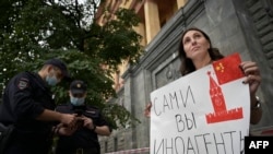 Aksi solidaritas jurnalis di dekat markas besar Layanan Kemanan Federal Rusia (FSB) di Moskow, 21 Agustus 2021. (Natalia KOLESNIKOVA / AFP)