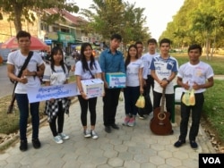 Cambodian IT students raise money and give out handouts along Battambang’s Sangker river on Valentine’s Day, February 14, 2017. (Sophat Soeung/VOA Khmer)