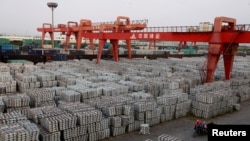 Gudang baja di Wuxi, provinsi Jiangsu, China, 26 September 2012. Hari Jumat (2/3) China memperingatkan "dampak besar" pada perdagangan jika AS menerapkan tarif pada impor baja dan aluminium.