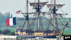 Replika francuske fregate Hermione koja je odigrala ključnu ulogu u Američkoj revoluciji. 