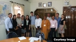 UN Special Rapporteur on the situation of human rights in Cambodia, Rhona Smith (3rd from the left) meets with civil society representatives at the UN Human Rights office on March 21, 2016. (Courtesy Image of Nai Vongda)​