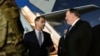 Menteri Luar Negeri AS Mike Pompeo (kanan) berbicara dengan Kuasa Usaha Kedutaan Besar Inggris di Baghdad Joey Hood di Baghdad, 7 Mei 2019.

