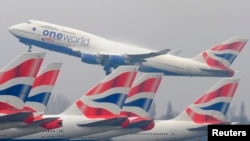 Pesawat Boeing 747 milik maskapai penerbangan British Airways lepas landas dari bandara Heathrow , London, 19 Maret 2010. (Foto: dok). Operator terbesar jet raksasa ikonik ini memensiunkan seluruh armada Boeing 747-nya, Kamis, 17 Juli 2020.