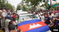 អ្នក​ស្រឡាញ់​គាំទ្រ​លោក​កែម ឡី​ ហែរ​សព​លោក​ទៅ​កាន់​វត្ត​មួយ​នៅ​រាជធានី​ភ្នំពេញ បន្ទាប់​ពី​លោក​ត្រូវ​ក្មាន់​កាំភ្លើង​បាញ់​សម្លាប់​នៅថ្ងៃ​អាទិត្យ​ ទី​១០ ខែ​កក្ដដា​ ឆ្នាំ​២០១៦។ (ឡេង ឡែន/VOA)