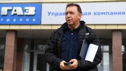 Taipan Rusia Oleg Deripaska berbicara kepada awak media di luar kantor perusahaan miliknya GAZ di Nizhny Novgorod, Rusia, pada 16 April, 2019. (Foto: AFP/Kirill Kudryavtsev)