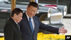 Presiden Filipina Rodrigo Duterte (kiri) saat diterima oleh Presiden China Xi Jinping di Beijing dalam kunjungan Kamis pekan lalu (20/10).