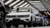 Mobil-mobil sedang dalam pemeriksaan terakhir, terlihat di pabrik Volkswagen di Wolfsburg, Jerman (foto: ilustrasi). 
