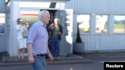 Julian Assange ide ka avionu. (Foto: Screenshot sa videa sa datumom 25. juni 2024. @wikileaks" via X/Handout via REUTERS) 