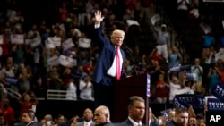 Capres Partai Republik AS Donald Trump melambaikan tangannya setelah berpidato di acara kampanye di Jacksonville, Florida, Rabu (3/8).