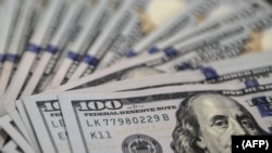 Lembaran uang dollar Amerika Serikat, 14 Agustus 2015.