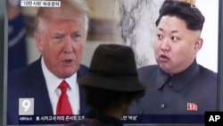 ARHIVA - Američki i severnokorejski predsednici, Donald Tramp i Kim Džong Un na južnokorejskim vestima, Seul 10. avgusta 2017.