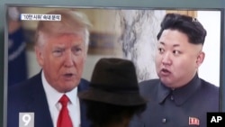 Arhiva - Čovek posmatra TV ekran na kome se vide predsednik SAD Donald Tramp i predsednik Severne Koreje Kim Džong Un, na železničkoj stanici u Seulu, Južna Koreja, 10. avgust 2017. 