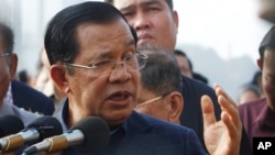 លោកនាយករដ្ឋមន្ត្រី​ ហ៊ុន សែន ថ្លែងនៅខេត្តព្រះសីហនុ កាលពីថ្ងៃទី១៤ ខែកុម្ភៈ ឆ្នាំ២០២០។