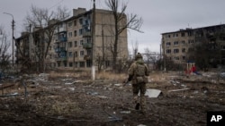Деякі американські чиновники вважають, що надсилання більшої кількості озброєння не допоможе на фронті, коли недостатньо людського ресурсу. Фото AP 