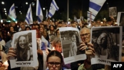 Ljudi prikazuju slike žrtava Hamasovog smrtonosnog napada na Izrael tokom demonstracija podrške Izraelu, u Santiagu 11. oktobra 2023.