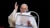 El Papa Francisco dirige la oración del Regina Caeli desde su ventana en el Vaticano, el 16 de abril de 2023.