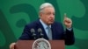 El presidente de México, Andrés Manuel López Obrador, gesticula durante una rueda de prensa en Ciudad de México, el 9 de marzo de 2023.