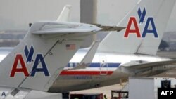 Dua armada pesawat milik maskapai penerbangan American Airlines di bandara Nasional Ronald Reagan, Washington (Foto: dok).