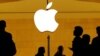 FOTO ARSIP – Pelanggan melintas toko Apple di Grand Central Station, New York, NY, AS, 1 Agustus 2018 (foto: Reuters/Lucas Jackson/Foto Arsip)
