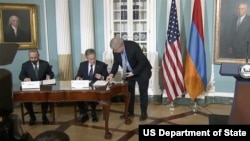 ԱՄՆ պետքարտուղար Էնթոնի Բլինքենն ու ՀՀ արտգործնախարար Արարատ Միրզոյանը ստորագրում են Հայաստանի և Միացյալ Նահանգների միջև ռազմավարական գործընկերության մասին կանոնադրությունը։ Վաշինգտոն, հունվարի 14, 2025թ․։