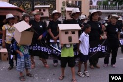 ក្រុម​អ្នក​តវ៉ា​មក​ពី​សហគមន៍​ ដែល​មាន​ជម្លោះ​ដី​ធ្លី​ប្រមាណ​១០០០​នាក់​ នៅ​ក្នុង​រាជធានី​ភ្នំពេញ​ បាន​ហែ​ញតិ្ត​ទៅ​ដាក់​រដ្ឋ​សភាជាតិ​ ក្នុង​ឱកាស​ទិវា​លំនៅដ្ឋាន​ពិភពលោក​ខួប​លើក​ទី​៣០ កាល​ពី​ថ្ងៃ​ទី​៥ ខែ​តុលា ឆ្នាំ​២០១៥។​ (ឡេង ឡែន/VOA)