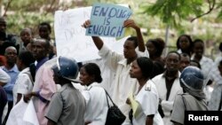 FILE -Odokotela labongi abatshengisela eParirenyatwa eHarare, bekhonona ngeholo aliphansi, Nov. 18, 2008.
