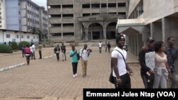 Des jeunes étudiants dans la cour d’une université privée à Yaoundé, le 29 octobre 2020. VOA / Emmanuel Jules Ntap