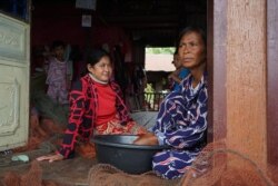 អ្នកស្រី​ ពុធ រីណា អាយុ​៣៥​ឆ្នាំ ជា​ប្អូន​ស្រី​ម្នាក់​របស់​ថាវី ដែលសម្រេច​ចិត្ត​ប្តូរ​មុខ​របរពី​នេសាទ​ត្រីទឹក​សាប​ ទៅរកស៊ីចិញ្ចឹម​ត្រីវិញ​ ឬហៅ​ថា​ធ្វើ​វារី​រប្បកម្ម​។ អ្នកស្រី ចាប់ផ្តើម​របរ​នេះ​ពី​ឆ្នាំ​២០១៥។ ថត នៅ​ថ្ងៃ​ទី​២៦ ខែ​កញ្ញា​ ឆ្នាំ​២០២១។ (ខាន់​សុគុំមនោ/វីអូអេ)