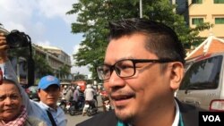 Ou Virak, head of the Future Forum think tank, talks to reporters, Phnom Penh, Cambodia, Thursday, May 12, 2016. (Hul Reaksmey/VOA Khmer)