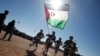Des membres du Front Polisario participent à un défilé pour les célébrations du 35e anniversaire de leur mouvement d'indépendance du Sahara occidental vis-à-vis du Maroc, à Tifariti, dans le sud-ouest de l'Algérie, le 27 février 2011.