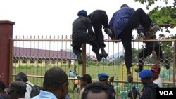 Para peserta Kongres Rakyat Papua ke-3 bubar setelah aparat keamanan melakukan penyerbuan di Abepura (19/10). Tiga orang tewas dalam penyerbuan ini.