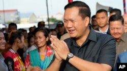 រូបឯកសារ៖​ លោកនាយករដ្ឋមន្ត្រី ហ៊ុន ម៉ាណែត ជួប​សំណេះសំណាល​ជាមួយ​នឹង​កម្មករ​រោងចក្រ​កាត់ដេរ​នៅ​ភូមិ​ព្រៃស្ពឺ​ជាយ​រាជធានី​ភ្នំពេញ ថ្ងៃទី ២៩ ខែសីហា ឆ្នាំ២០២៣។ (AP) 