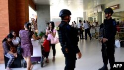 Patroli pasukan khusus polisi di Bandar Udara Ngurah Rai, Denpasar, Januari 2016. (AFP/Sonny Tumbelaka)