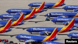 Sejumlah pesawat Boeing 737 MAX 8 milik Southwest Airlines yang dilarang terbang terparkir di Bandara Victorville di Victorville, California, 26 Maret 2019.