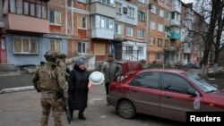 Pripadnici jedinice ukrajinskih policajaca Bijeli anđeo pokušavaju uvjeriti stanovnike da se evakuišu u gradu Pokrovsk u Donjeckoj oblasti, Ukrajina, 6. februara 2025. (Foto: REUTERS/Anatolii Stepanov)