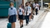 Sejumlah siswa berjalan keluar dari iPrep Academy pada hari pertama dilaksanakannya kembali pembelajaran tatap muka di sekolah tersebut yang terletak di Miami, Florida, pada 23 Agustus 2021. (Foto: AP/Lynnes Sladky)