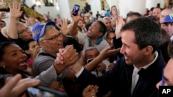 Lidè Opozisyon Venezuela Juan Guaido Kap Salye Patizan li yo Nan Karakas Apre li te sot Asiste Lamès Yè Dimanch . AP/Fernandi Llano